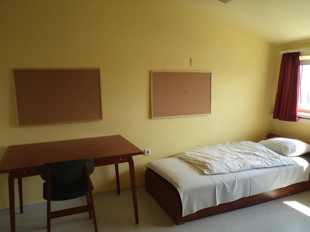 Almagyardombi Kollegium Hostel Eger 0*,
